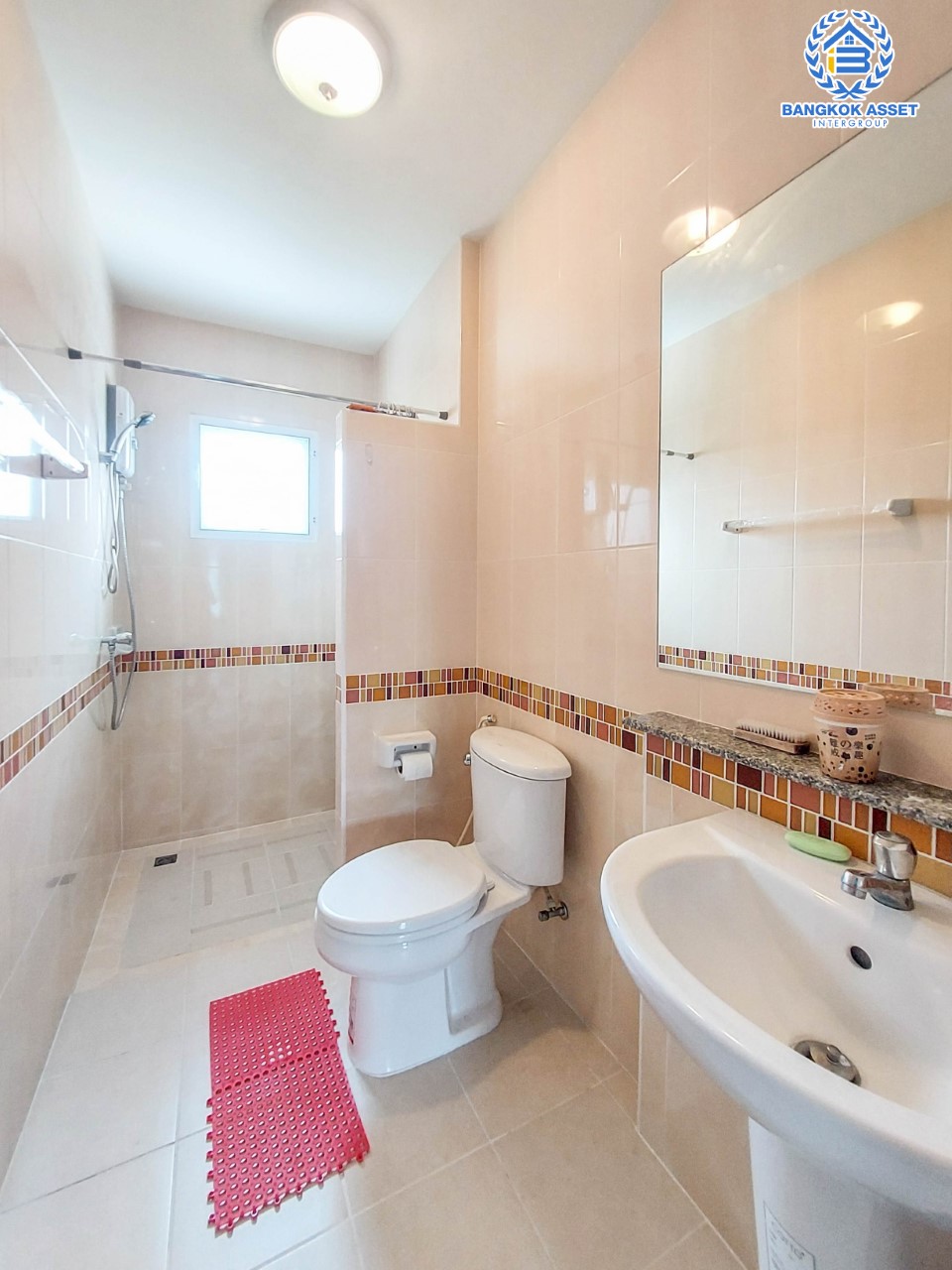 บ้านเดี่ยวมือสองย่านปทุมธานี ม.ชวนชื่นกรีนบาวด์ กรุงเทพ-ปทุมธานี บ้านสวยพร้อมเข้าอยู่ อยู่ในโครงการสภาพแวดล้อมดีมาก มีสนามกอล์ฟ เนื้อที่ 60.6 ตร.ว. ฟังก์ชัน 3 ห้องนอน 3 ห้องน้ำ จอดรถได้ 2 คัน บนทำเลเดินทางสะดวก เชื่อมต่อถนนหลายเส้นทาง ใกล้จุดขึ้นทางด่วน "อุดรรัถยา"